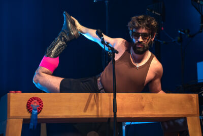 CMAT @ Muziekgieterij, picture 24, photographed by Anoek Houben - FrontView Magazine