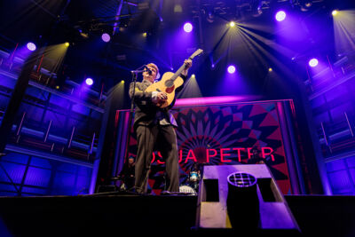 Josua Peter @ Paaspop 2026, picture 5, photographed by Peter Smet - FrontView Magazine