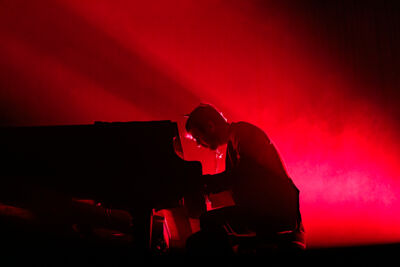 Tom Odell @ Paaspop 2026, picture 6, photographed by Peter Smet - FrontView Magazine