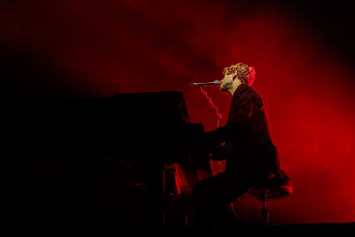 Tom Odell @ Paaspop 2026, picture 7, photographed by Peter Smet - FrontView Magazine