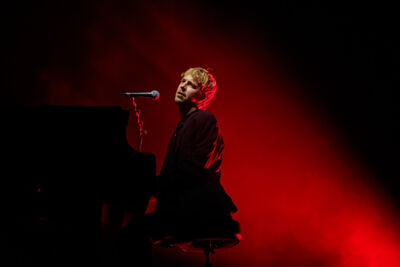 Tom Odell @ Paaspop 2026, picture 10, photographed by Peter Smet - FrontView Magazine
