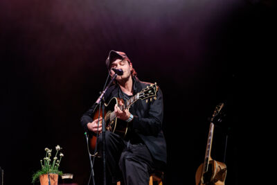 Tom Smith @ Paaspop 2026, foto 2, foto's door Peter Smet - FrontView Magazine