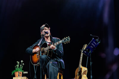 Tom Smith @ Paaspop 2026, foto 4, foto's door Peter Smet - FrontView Magazine