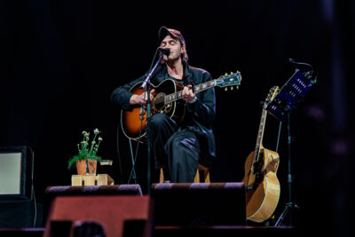 Tom Smith @ Paaspop 2026, foto 5, foto's door Peter Smet - FrontView Magazine