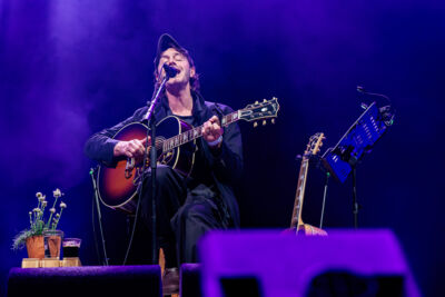 Tom Smith @ Paaspop 2026, foto 6, foto's door Peter Smet - FrontView Magazine