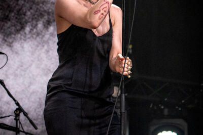 Jehnny BethJen @ Pinkpop, foto 3, foto's door Anoek Houben - FrontView Magazine