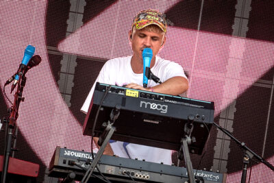 Royel Otis @ Pinkpop, picture 7, photographed by Anoek Houben - FrontView Magazine