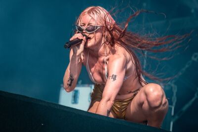 Wet Leg @ Pinkpop, picture 2, photographed by Anoek Houben - FrontView Magazine