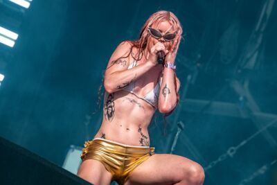 Wet Leg @ Pinkpop, picture 3, photographed by Anoek Houben - FrontView Magazine