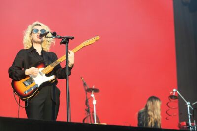 Anna Calvi @ Lokerse Feesten, picture 3, photographed by Edwin Houdevelt - FrontView Magazine
