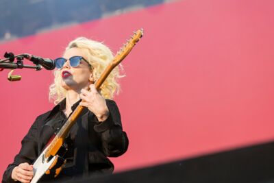 Anna Calvi @ Lokerse Feesten, picture 2, photographed by Edwin Houdevelt - FrontView Magazine