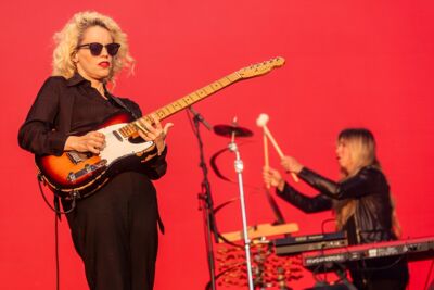 Anna Calvi @ Lokerse Feesten, picture 7, photographed by Edwin Houdevelt - FrontView Magazine