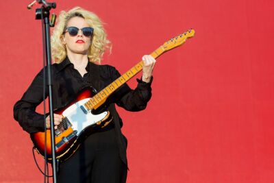 Anna Calvi @ Lokerse Feesten, picture 1, photographed by Edwin Houdevelt - FrontView Magazine