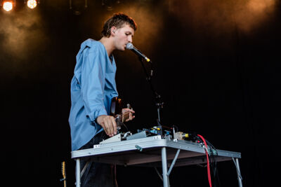 Oliver Symons @ Suikerrock, picture 1, photographed by Jürgen Bruynooghe - FrontView Magazine
