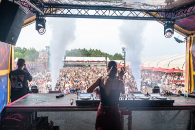 Nona Van Braeckel @ Rijvers Festival 2026, picture 4, photographed by Dimitri Vanlommel - FrontView Magazine
