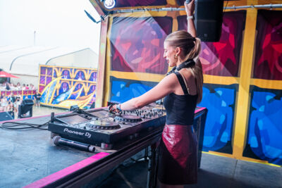 Nona Van Braeckel @ Rijvers Festival 2026, picture 2, photographed by Dimitri Vanlommel - FrontView Magazine