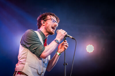 Trenchcoat @ Fonnefeesten 2026, picture 18, photographed by Danny Wagemans - FrontView Magazine
