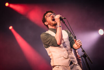 Trenchcoat @ Fonnefeesten 2026, picture 21, photographed by Danny Wagemans - FrontView Magazine