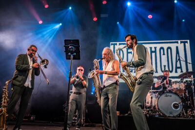 Trenchcoat @ Fonnefeesten 2026, picture 19, photographed by Danny Wagemans - FrontView Magazine