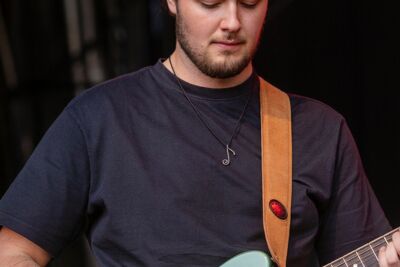 Bas Serra @ Vredesfeesten, foto 13, foto's door Edwin Houdevelt - FrontView Magazine