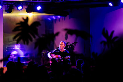 Charlie Cunningham @ Amor, picture 5, photographed by Peter Smet - FrontView Magazine