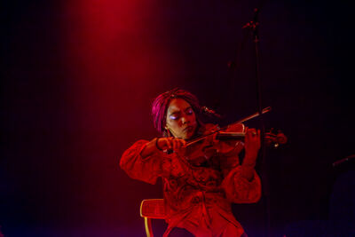 Stef Kamil Carlens & The Poem @Handelsbeurs Gent, foto 3, foto's door Raf Van Daele - FrontView Magazine