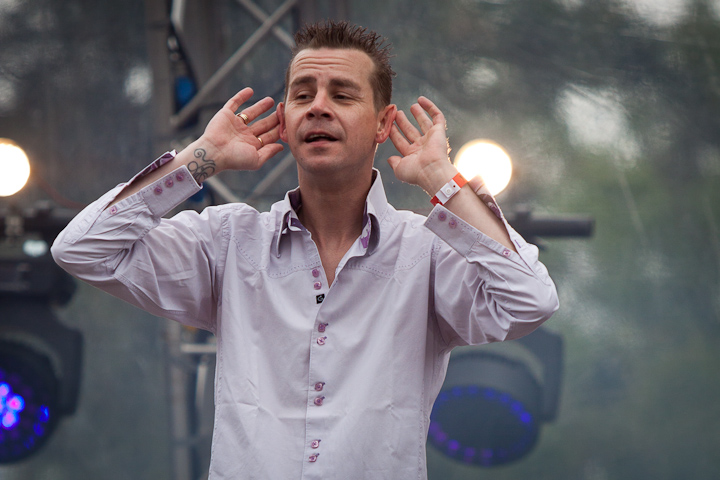 Sam gooris @ Pennenzakkenrock editie 2013, picture 2, photographed by Carine Wouters - FrontView Magazine