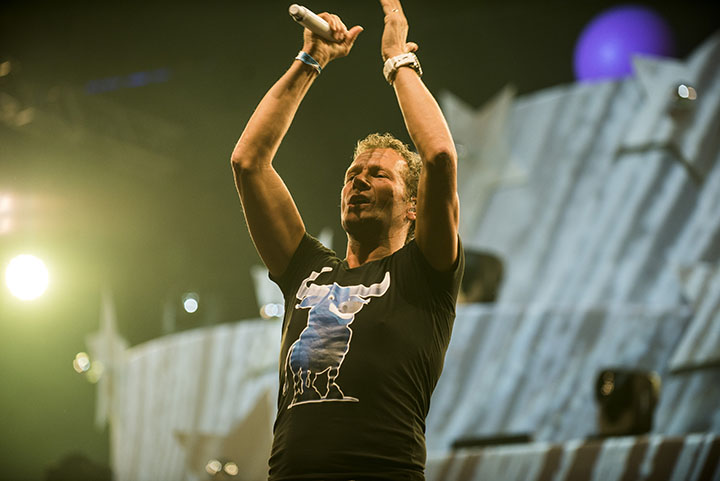 Q-Music De Foute Party 2013: podia, picture 1, photographed by Jonas Wallecan - FrontView Magazine