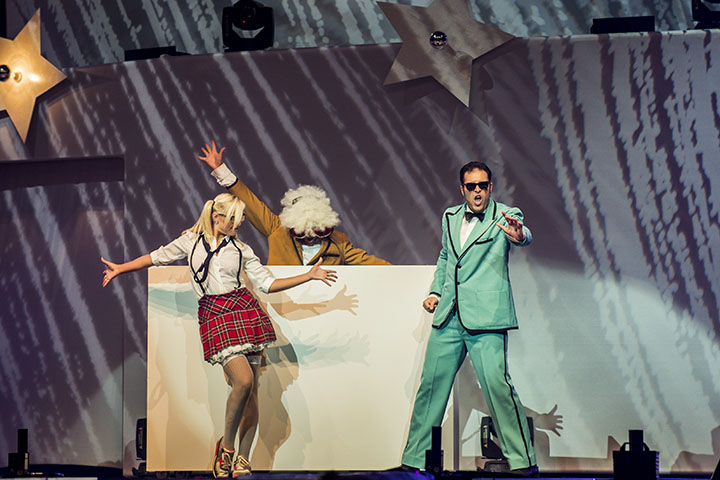 Q-Music De Foute Party 2013: podia, picture 2, photographed by Jonas Wallecan - FrontView Magazine