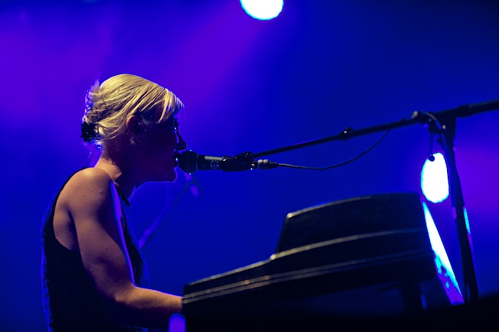 Trixie Whitley Genk on Stage 2013, picture 1, photographed by James Van Roosbroeck - FrontView Magazine