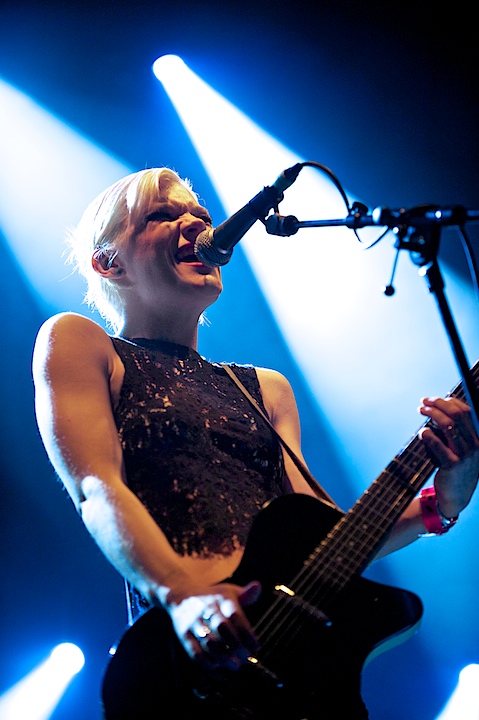 Trixie Whitley Genk on Stage 2013, picture 5, photographed by James Van Roosbroeck - FrontView Magazine