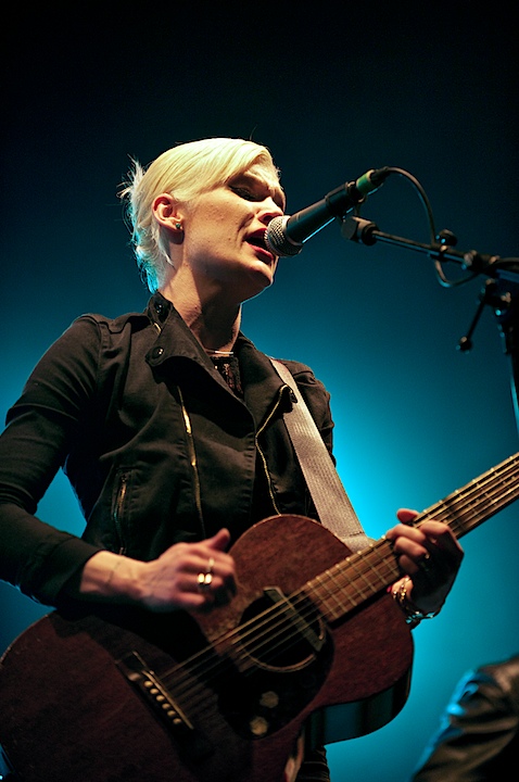 Trixie Whitley Genk on Stage 2013, picture 6, photographed by James Van Roosbroeck - FrontView Magazine