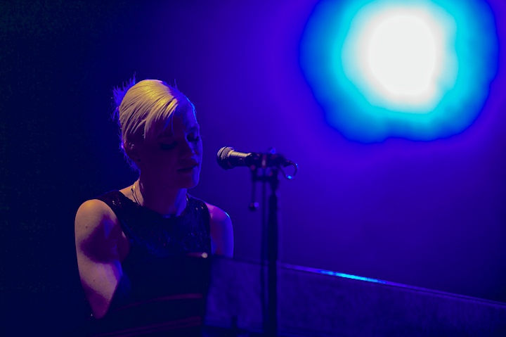 Trixie Whitley Genk on Stage 2013, picture 7, photographed by James Van Roosbroeck - FrontView Magazine