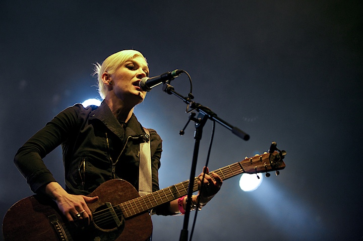 Trixie Whitley Genk on Stage 2013, picture 8, photographed by James Van Roosbroeck - FrontView Magazine