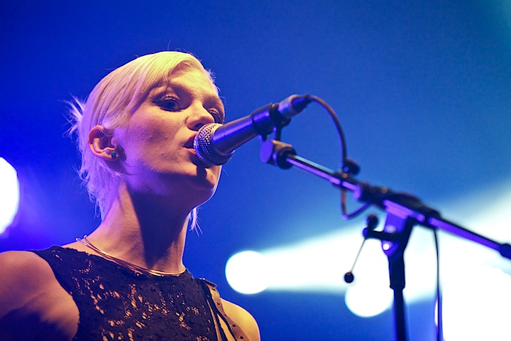 Trixie Whitley Genk on Stage 2013, picture 10, photographed by James Van Roosbroeck - FrontView Magazine