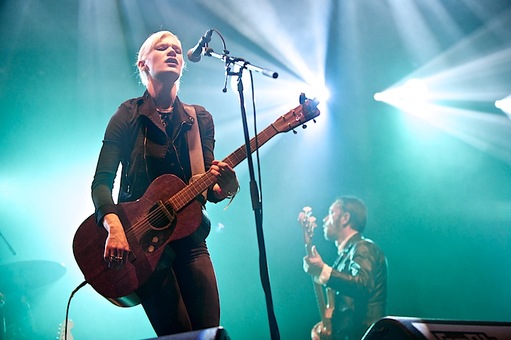 Trixie Whitley Genk on Stage 2013, picture 12, photographed by James Van Roosbroeck - FrontView Magazine