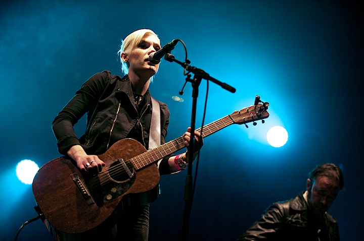 Trixie Whitley Genk on Stage 2013, picture 13, photographed by James Van Roosbroeck - FrontView Magazine