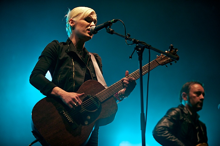 Trixie Whitley Genk on Stage 2013, picture 14, photographed by James Van Roosbroeck - FrontView Magazine