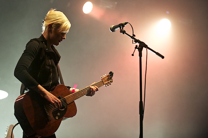 Trixie Whitley Genk on Stage 2013, picture 15, photographed by James Van Roosbroeck - FrontView Magazine