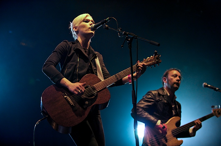 Trixie Whitley Genk on Stage 2013, picture 17, photographed by James Van Roosbroeck - FrontView Magazine