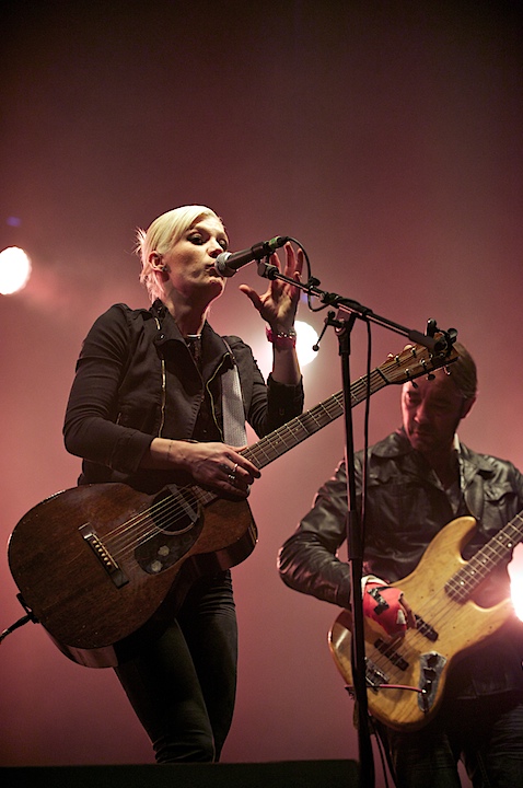 Trixie Whitley Genk on Stage 2013, picture 22, photographed by James Van Roosbroeck - FrontView Magazine