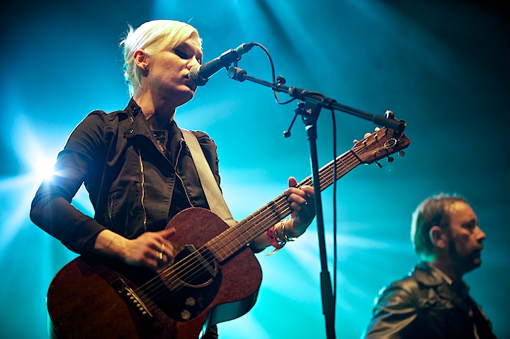 Trixie Whitley Genk on Stage 2013, picture 24, photographed by James Van Roosbroeck - FrontView Magazine