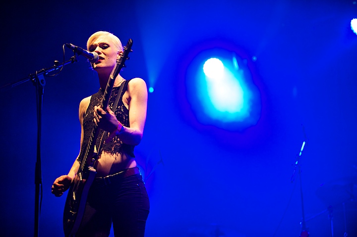 Trixie Whitley Genk on Stage 2013, picture 25, photographed by James Van Roosbroeck - FrontView Magazine