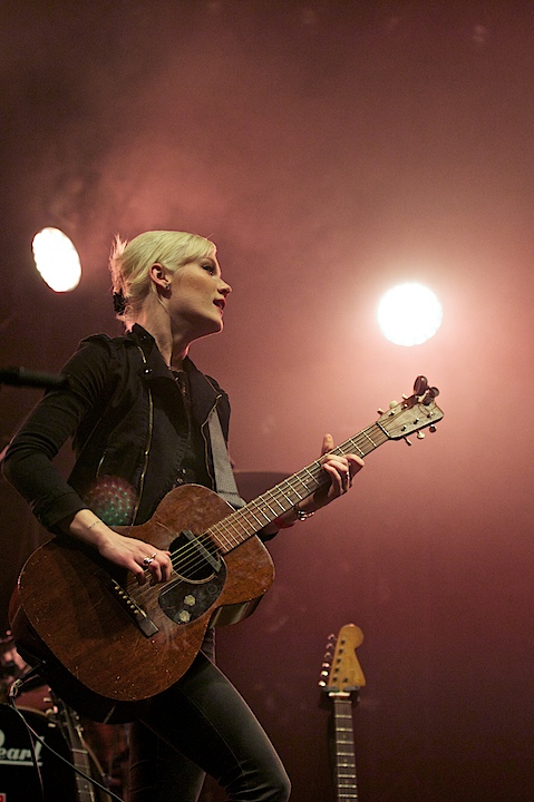 Trixie Whitley Genk on Stage 2013, picture 32, photographed by James Van Roosbroeck - FrontView Magazine