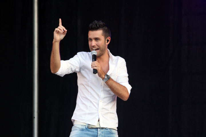 Maarten Cox @ Vlaanderen Zingt in Maasmechelen, picture 6, photographed by Heidi Elen - FrontView Magazine