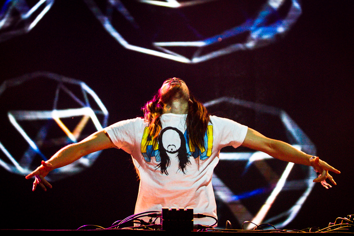 Steve Aoki @ Les Ardentes, picture 7, photographed by Tom Stessens - FrontView Magazine