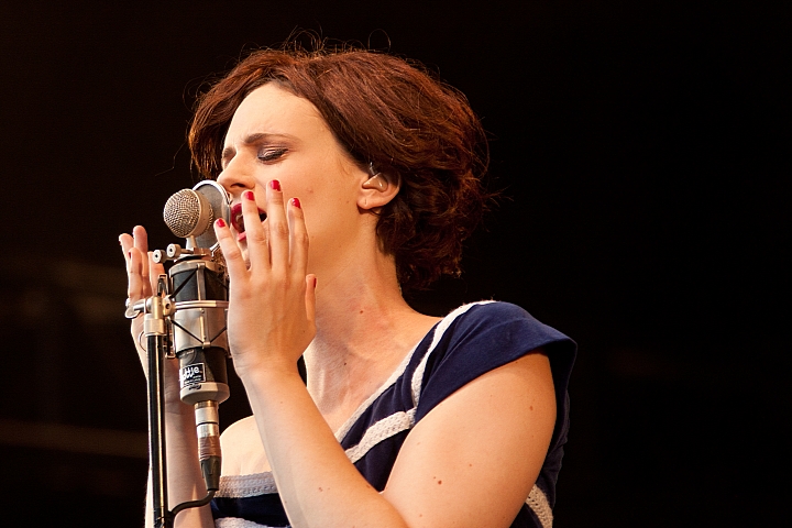 Hooverphonic Les Ardentes 2013, picture 9, photographed by Philippe Janssens - FrontView Magazine