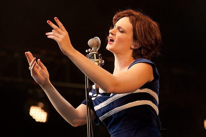 Hooverphonic Les Ardentes 2013, picture 25, photographed by Philippe Janssens - FrontView Magazine