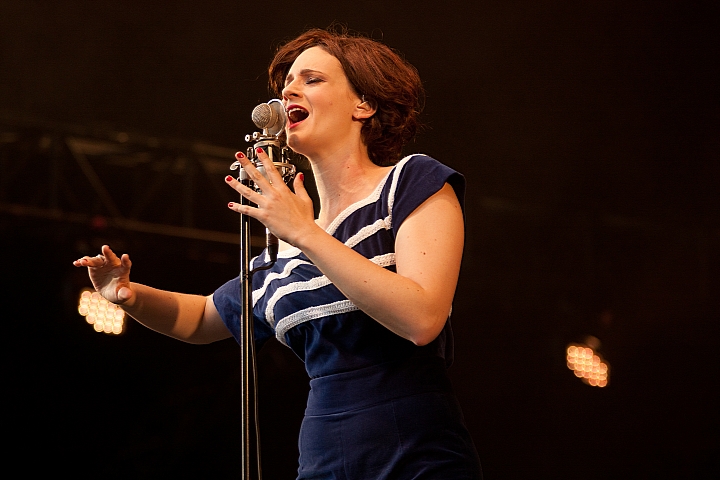 Hooverphonic Les Ardentes 2013, picture 32, photographed by Philippe Janssens - FrontView Magazine