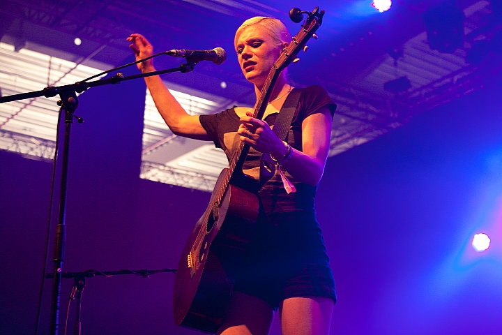 Trixie Whitley Les Ardentes 2013, picture 6, photographed by Philippe Janssens - FrontView Magazine